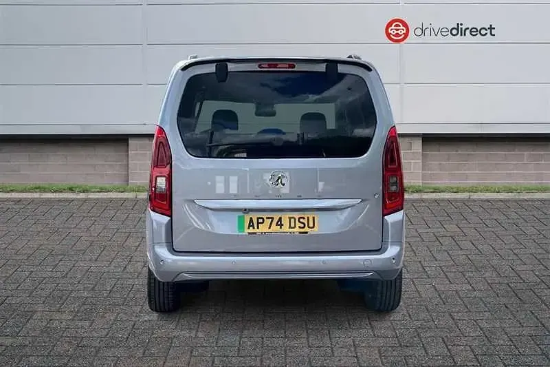 Usado Vauxhall Combo Ultimate 100 kW (136 HP) 2025 Cinzento Monovolume