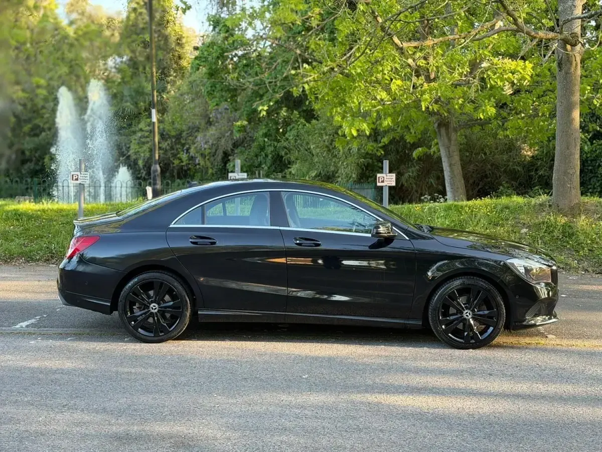 Usado Mercedes CLA220 2018 Preto Sedan