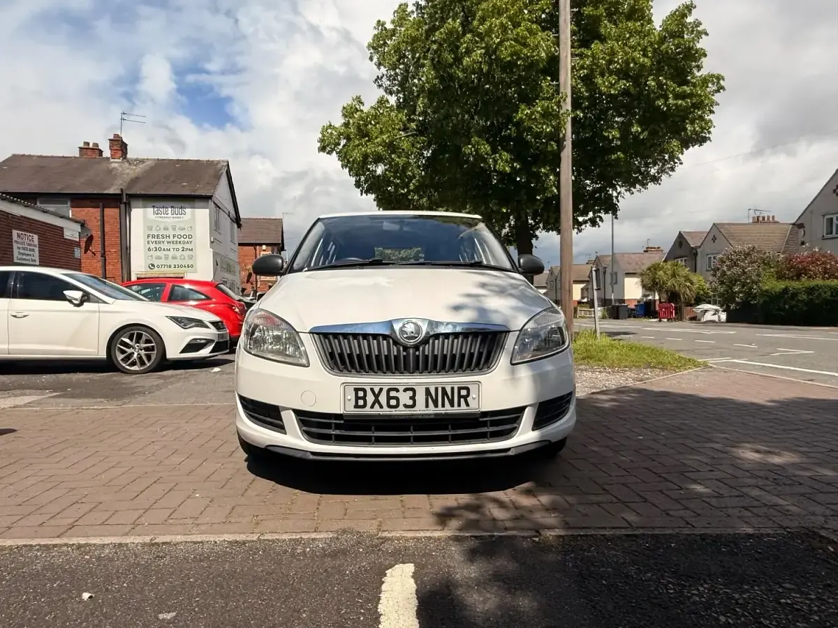 Used Skoda Fabia 60 HP (44 kW) 2013 White Hatchback