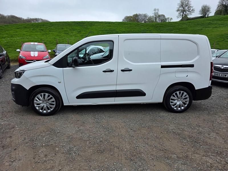 Used Peugeot Partner Premium 131 HP (96 kW) 2022 White MPV