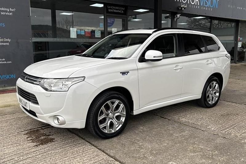 Used Mitsubishi Outlander P-HEV 200 HP (147 kW) 2015 White Estate