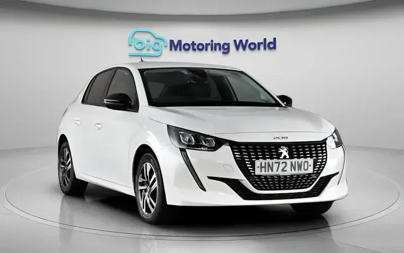 Used Peugeot 208 Allure+ 102 HP (75 kW) 2022 White Hatchback