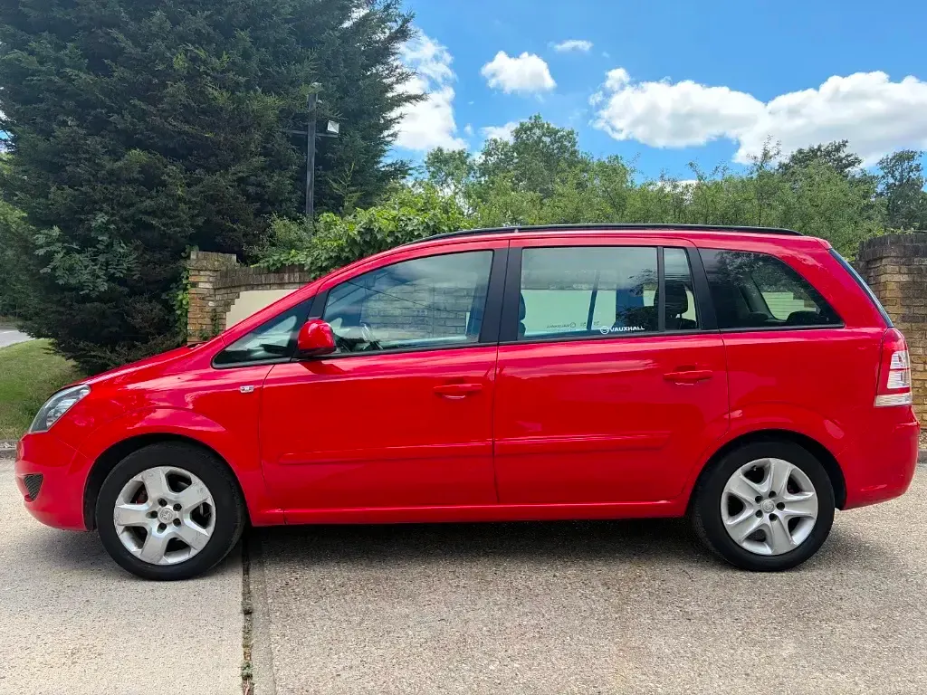 Used Vauxhall Zafira 140 HP (102 kW) 2013 Red MPV