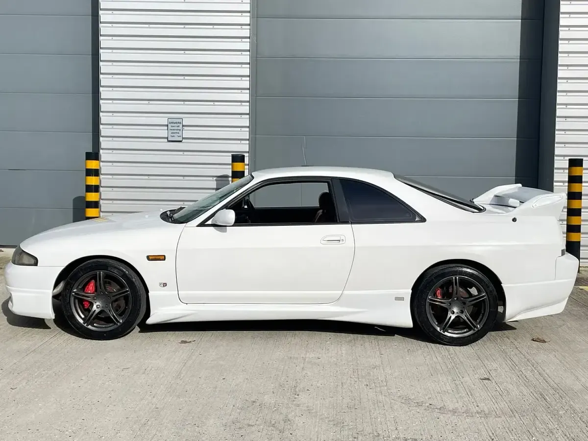 Used Nissan Skyline 1995 White Coupe