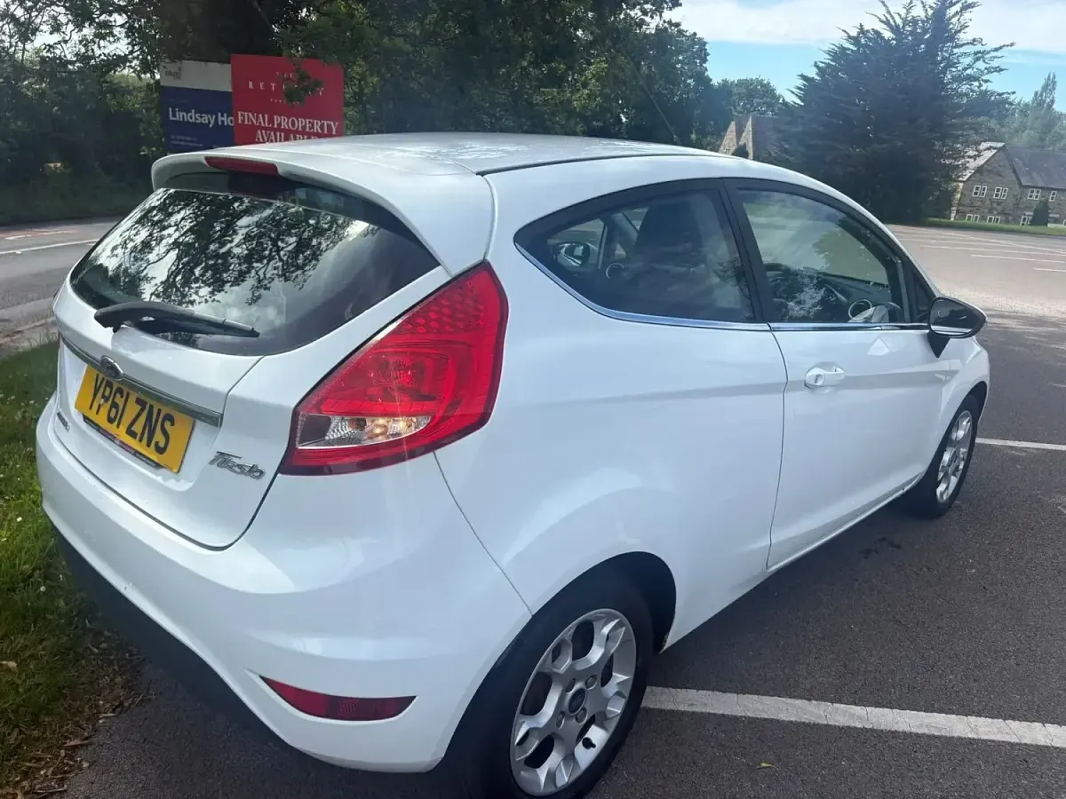 Used Ford Fiesta Zetec 82 HP (60 kW) 2011 White Hatchback