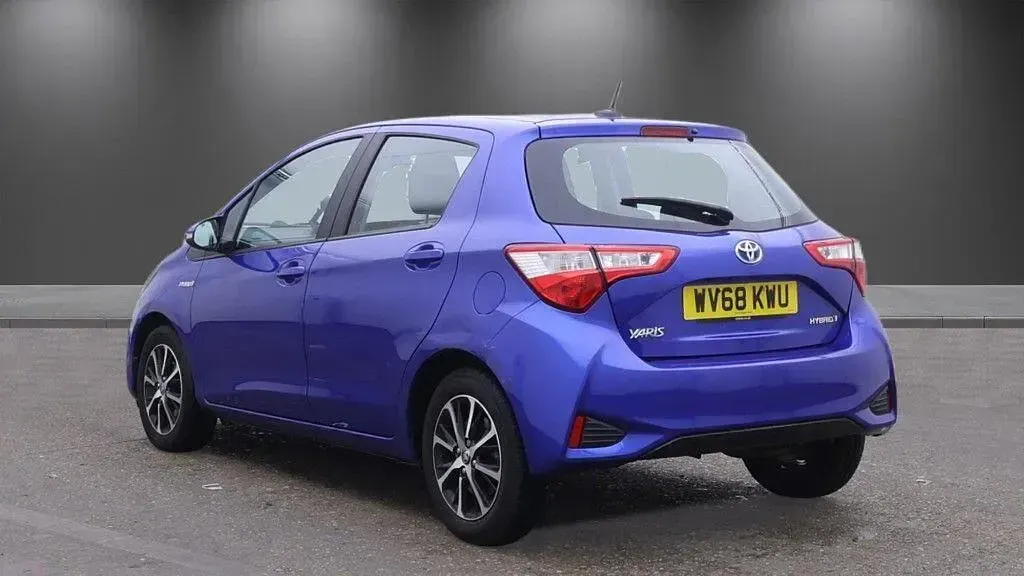 Used Toyota Yaris 100 HP (73 kW) 2018 Blue Hatchback