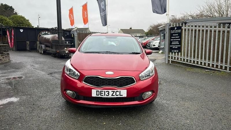 Used Kia Ceed 126 HP (92 kW) 2013 Red Hatchback