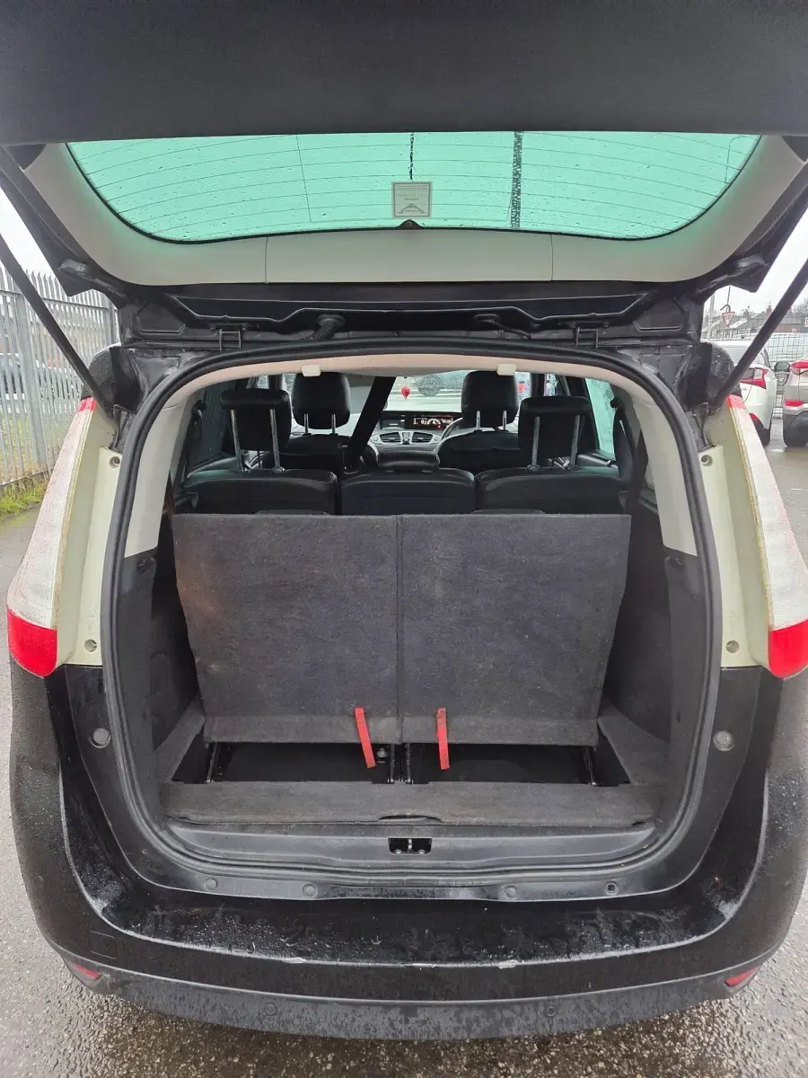 Usado Renault Grand Scénic III Dynamique 128 HP (94 kW) 2013 Preto Monovolume