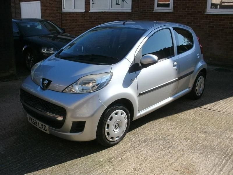 Begagnad Peugeot 107 68 HK (50 kW) 2009 Silver Halvkombi