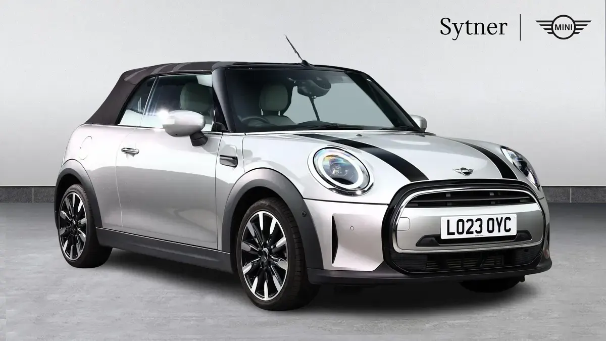 Usado Mini Cooper Exclusive 134 HP (98 kW) 2023 Prateado Citadino