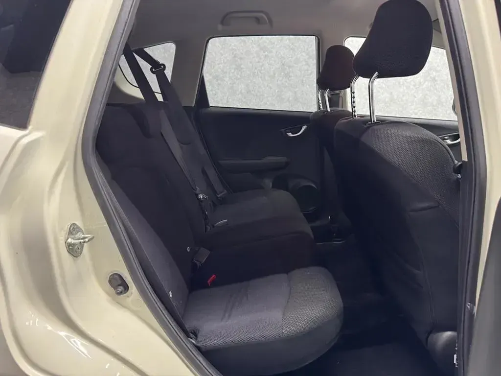 Used Honda Jazz Hybrid 102 HP (75 kW) 2013 White Hatchback