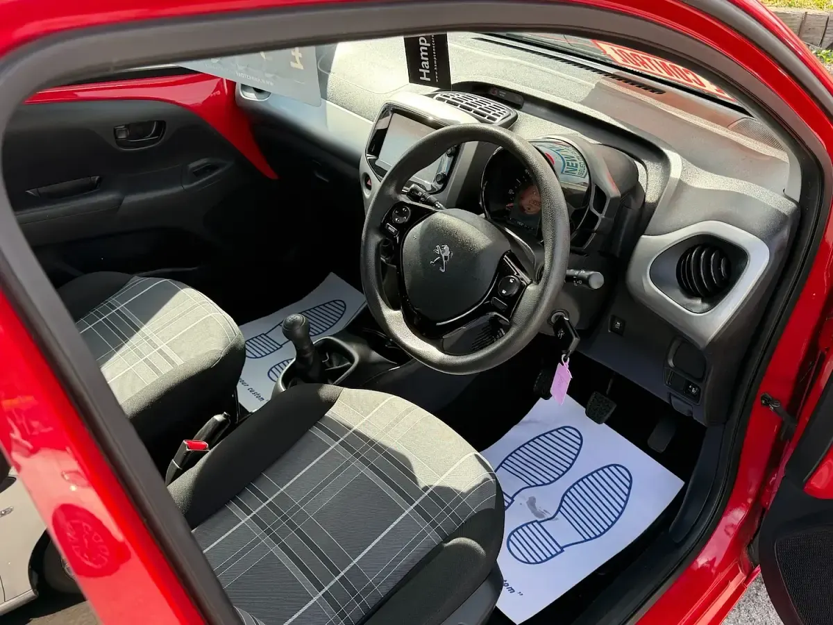 Used Peugeot 108 Active 68 HP (50 kW) 2017 Red Hatchback