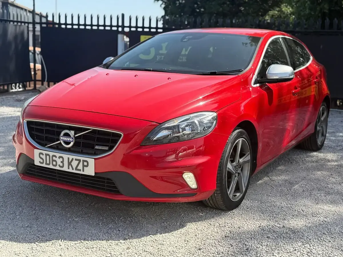 Used Volvo V40 R-Design 115 HP (84 kW) 2013 Red Hatchback