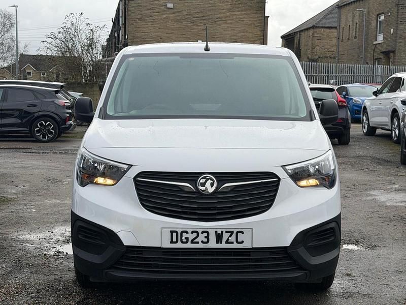 Second-hand Vauxhall Combo S 100 CP (73 kW) 2023 Alb Monovolum