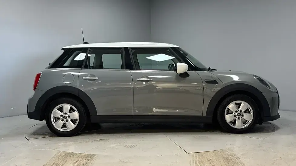 Usado Mini Cooper Classic 134 HP (98 kW) 2022 Cinzento Citadino