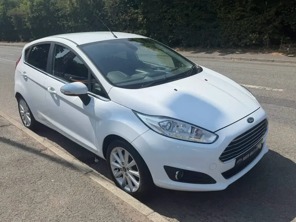 Used Ford Fiesta Titanium 182 HP (133 kW) 2017 White Hatchback