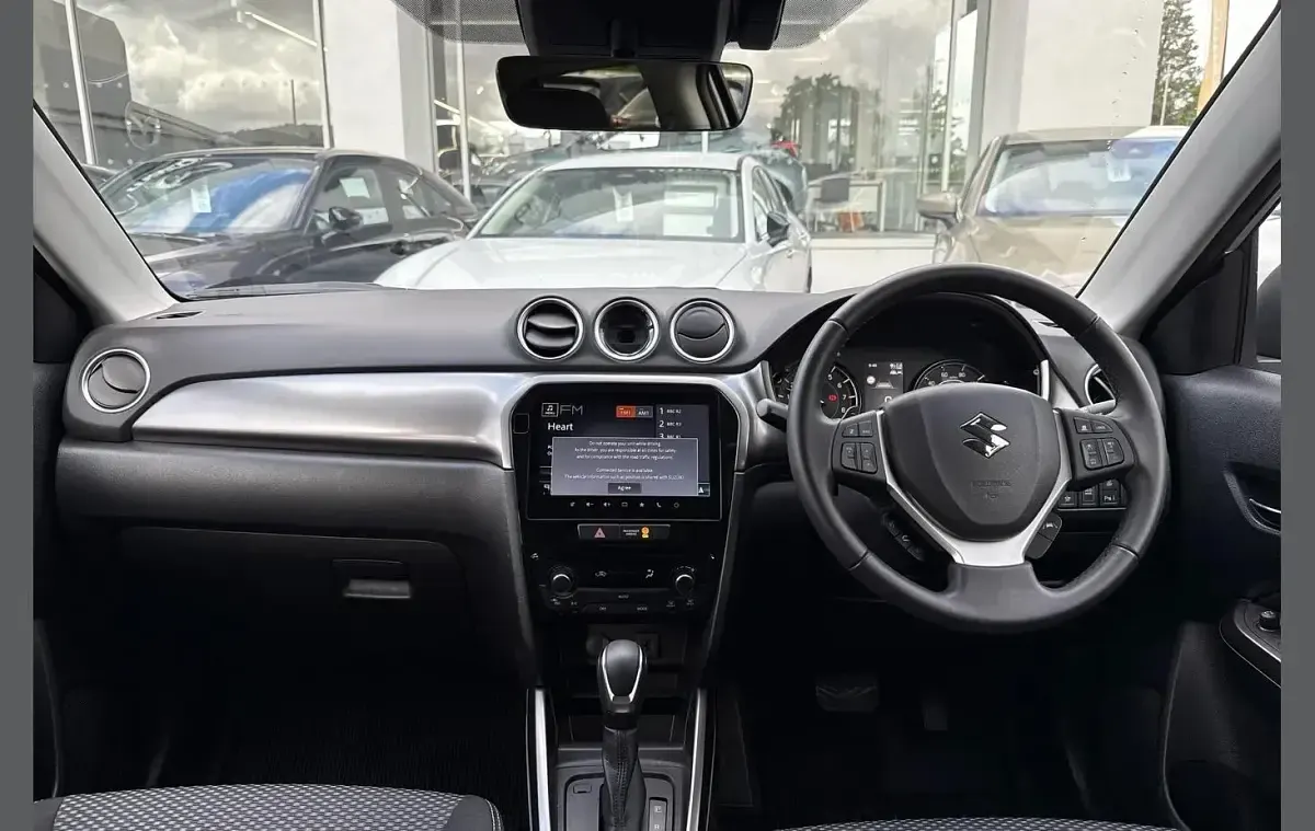 Usado Suzuki Vitara 116 HP (85 kW) 2025 Prateado SUV