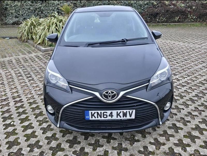 Used Toyota Yaris 99 HP (72 kW) 2014 Black Hatchback