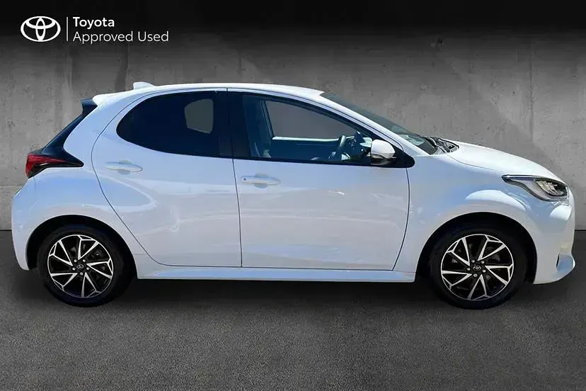 Used Toyota Yaris Design 116 HP (85 kW) 2023 Pure white Hatchback