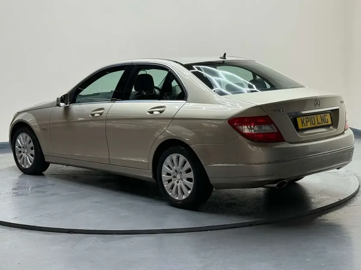 Używany Mercedes C220 Elegance 2010 Beżowy Sedan/Limuzyna