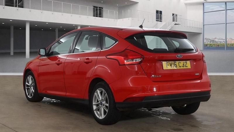 Used Ford Focus Zetec 125 HP (91 kW) 2016 Red Hatchback