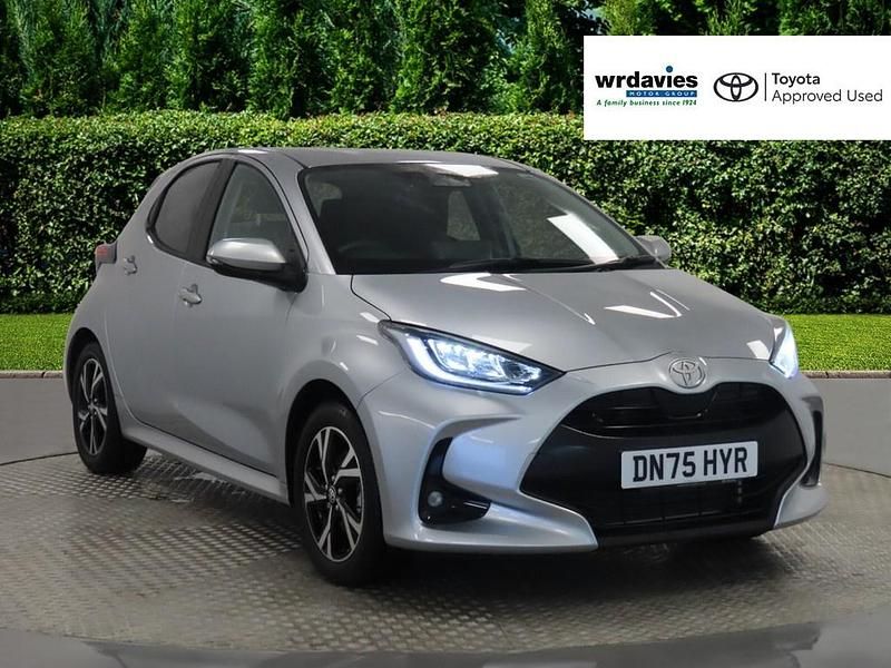 New Toyota Yaris Hybrid Design 116 HP (85 kW) 2025 Silver Hatchback