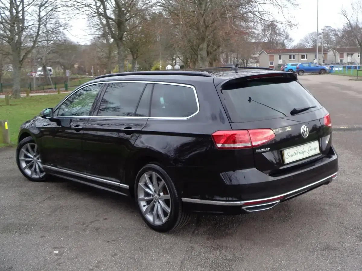 Used VW Passat R-line 150 HP (110 kW) 2018 Deep black pearl effect Estate