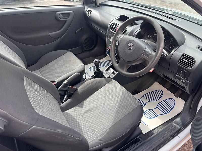 Used Vauxhall Corsa 2006 White Hatchback