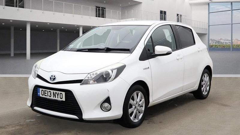 Used Toyota Yaris Hybrid T4 2013 White Hatchback