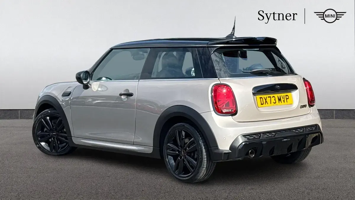 Usado Mini Cooper Hatch 134 CV (98 kW) 2023 Gris Utilitario