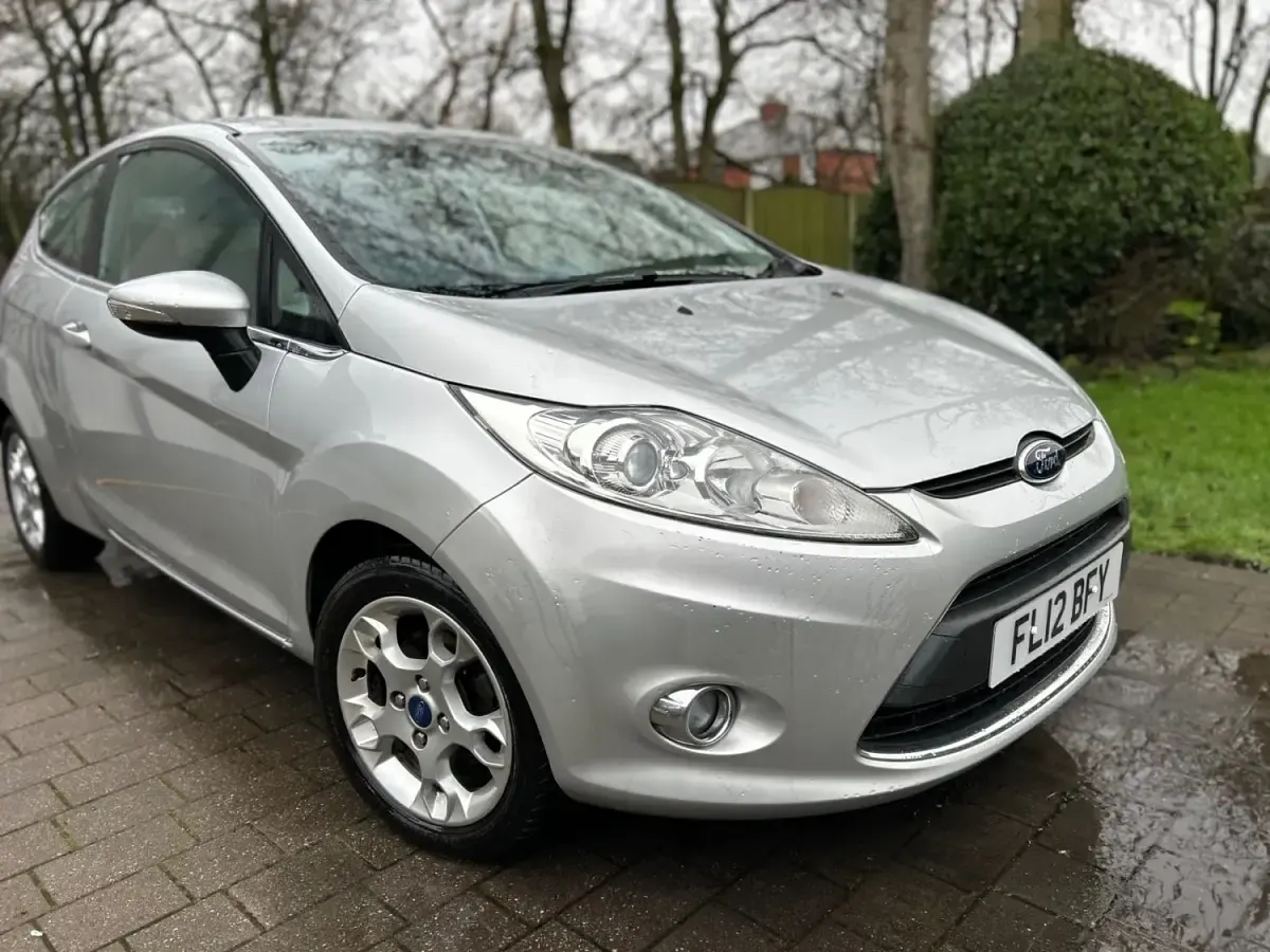 Begagnad Ford Fiesta Zetec 2012 Silver Halvkombi