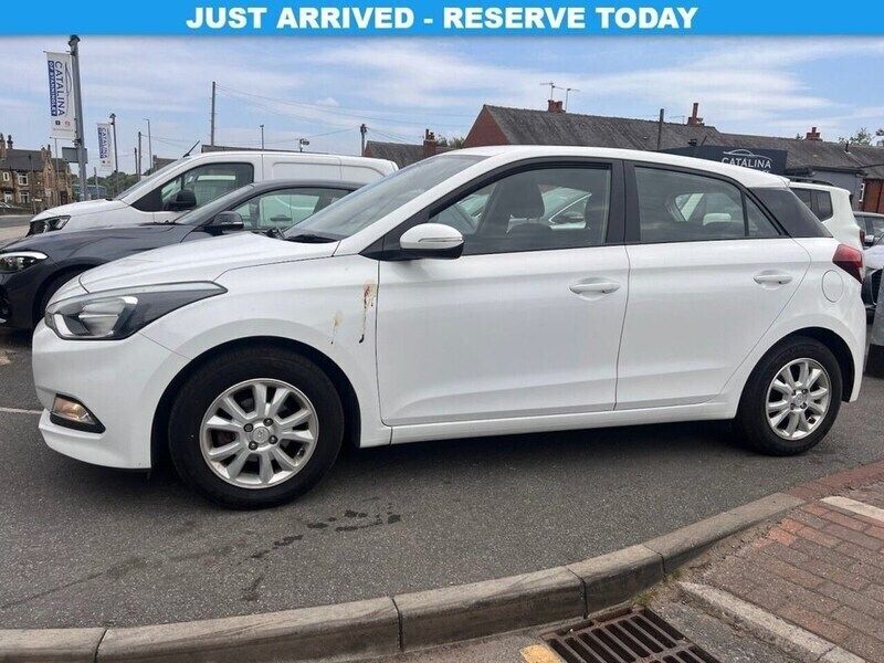 White Used 2016 Hyundai i20 SE Hatchback | £6,000 (Fair price) - Image 1/4