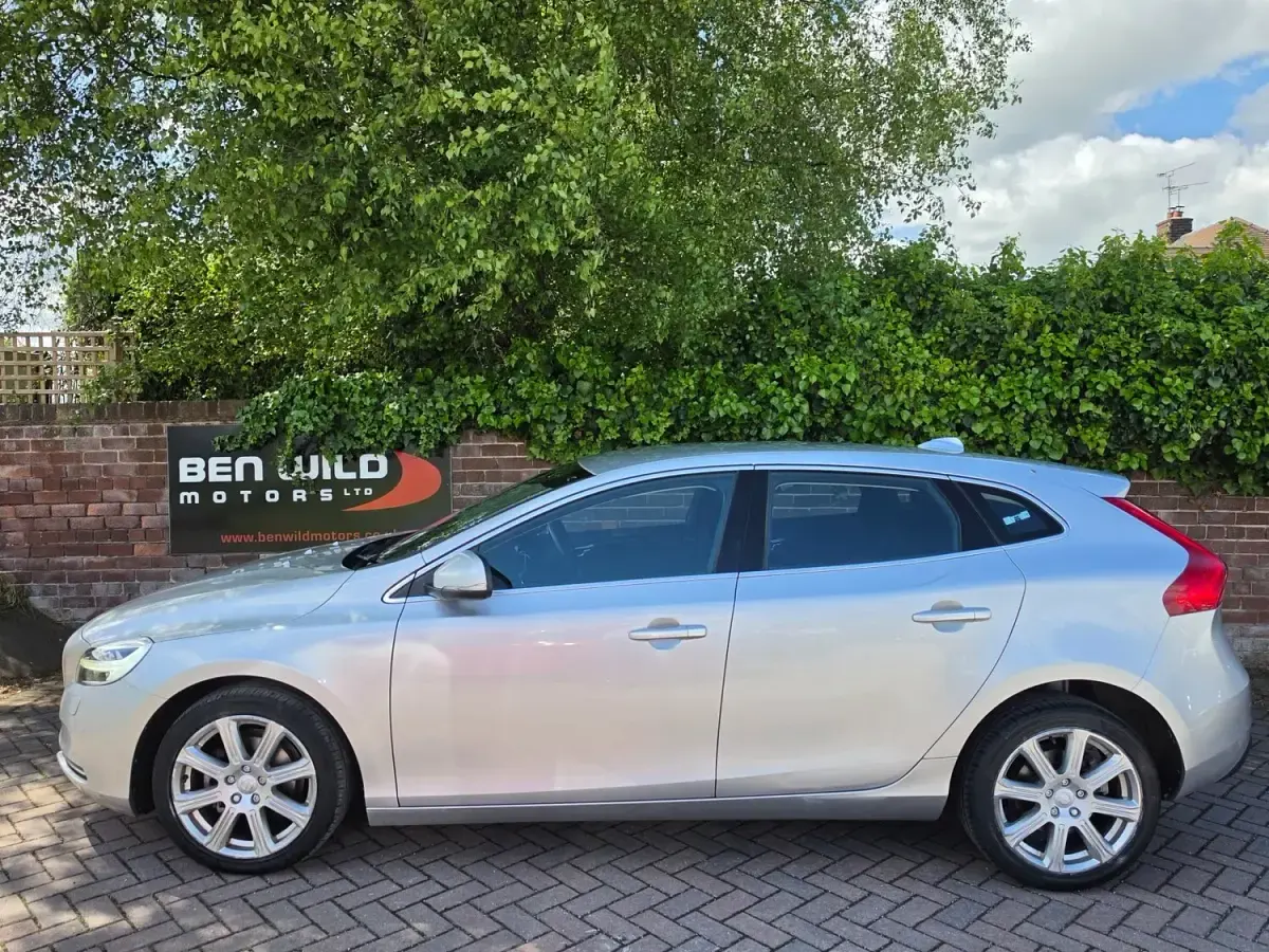 Used Volvo V40 Inscription 120 HP (88 kW) 2017 Silver Hatchback
