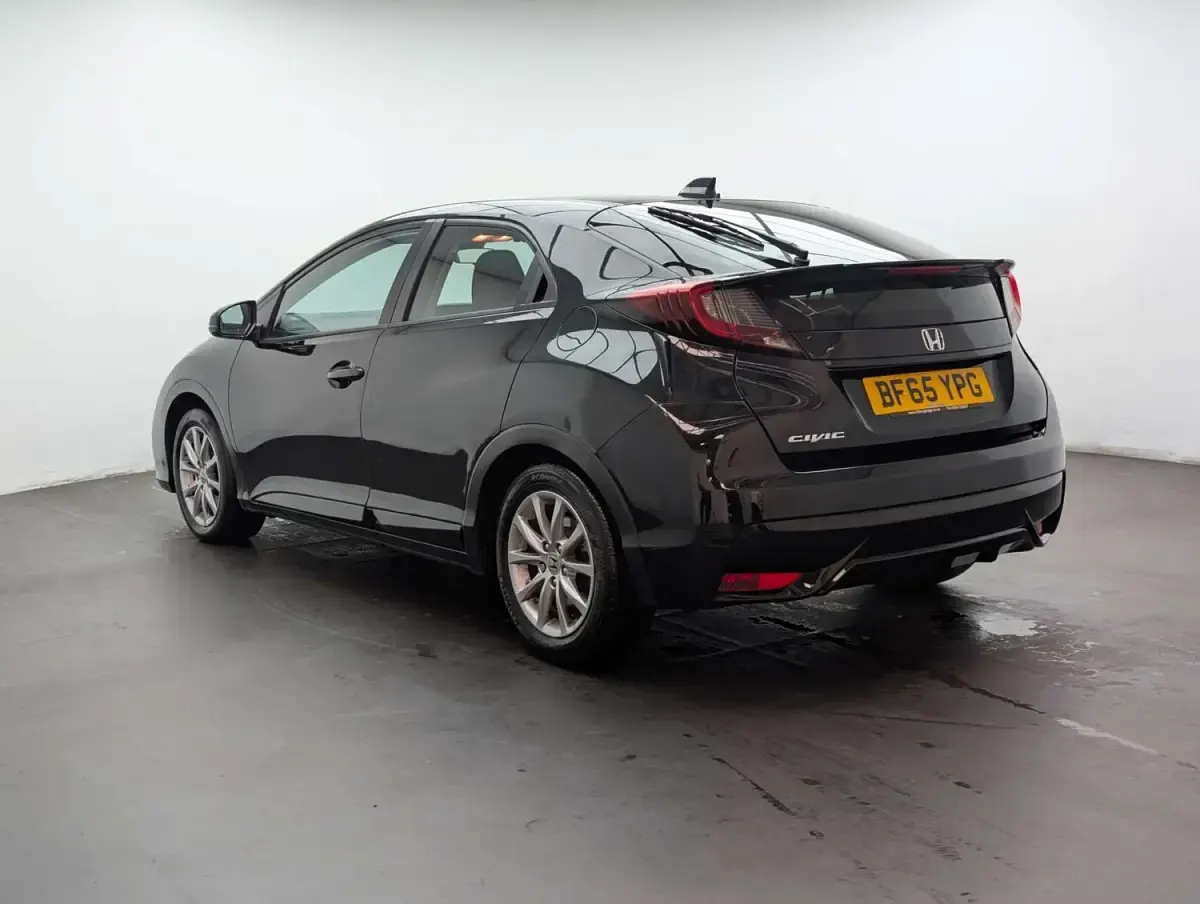 Begagnad Honda Civic S 120 HK (88 kW) 2015 Svart Halvkombi