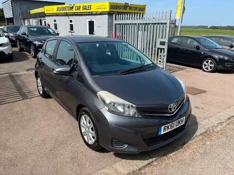 Used Toyota Yaris 99 HP (72 kW) 2012 Grey Hatchback