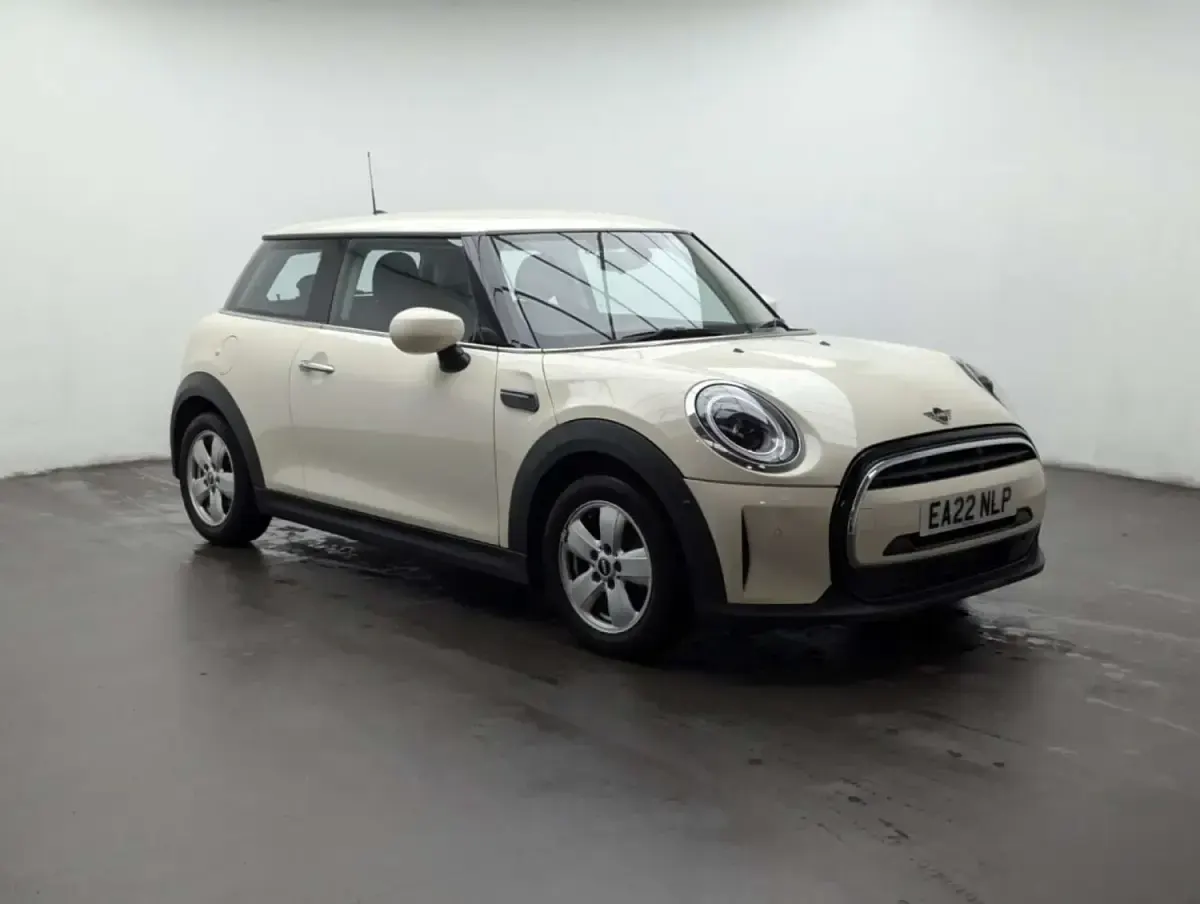 Begagnad Mini ONE Classic 102 HK (75 kW) 2022 Vit Halvkombi