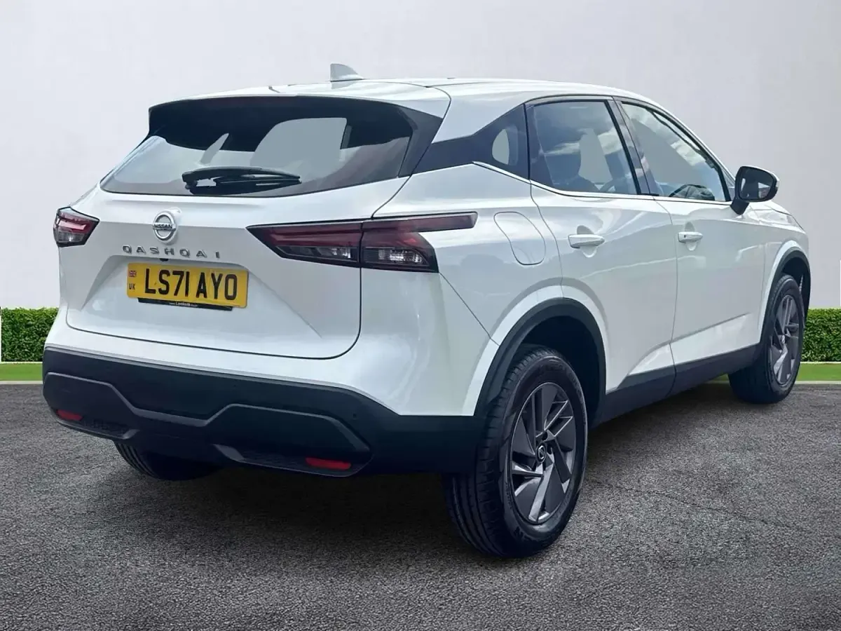 Used Nissan Qashqai Acenta Premium 2021 White SUV