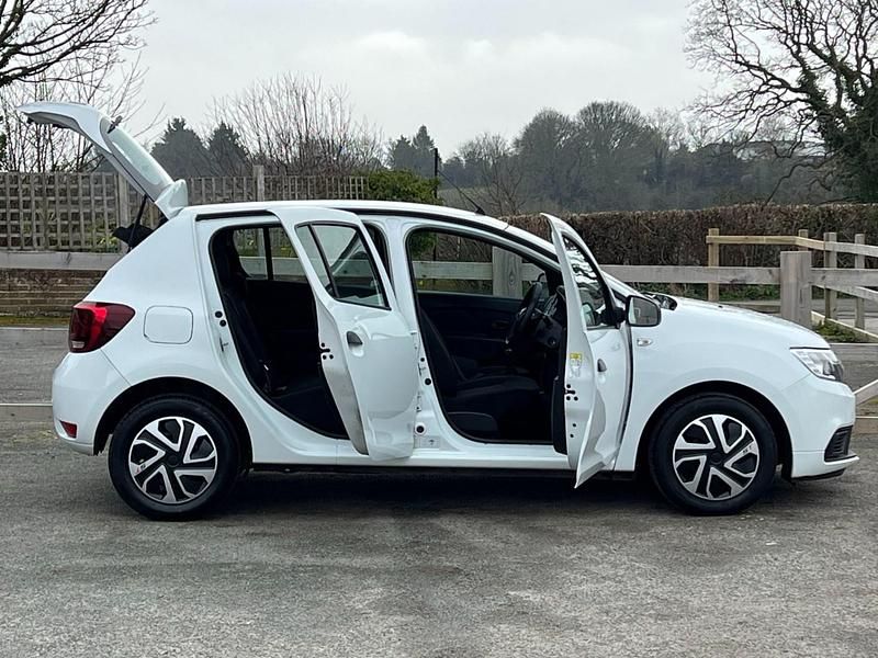 Used Dacia Sandero Essentiel 72 HP (52 kW) 2019 White Hatchback