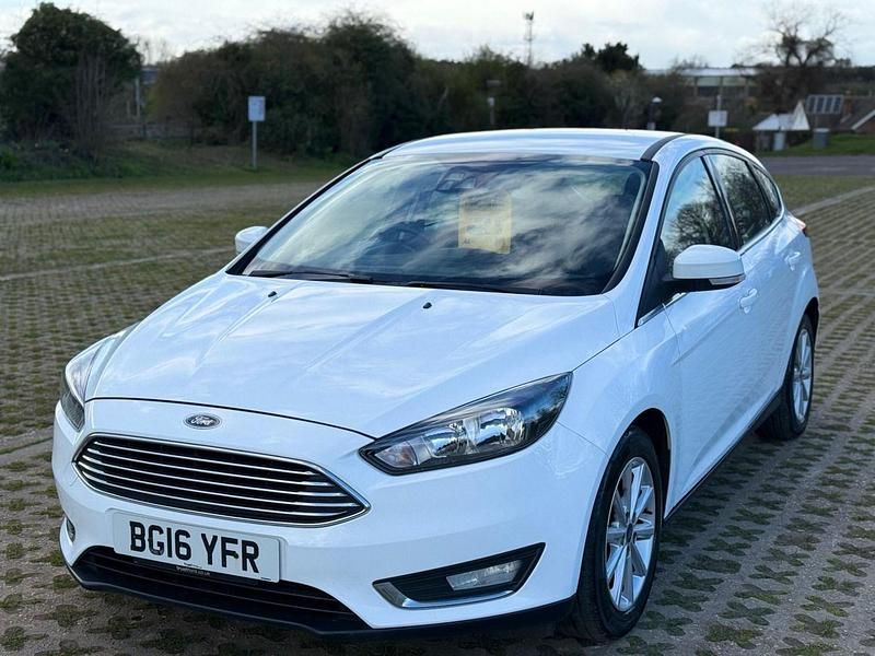 Used Ford Focus Titanium 125 HP (91 kW) 2016 White Hatchback