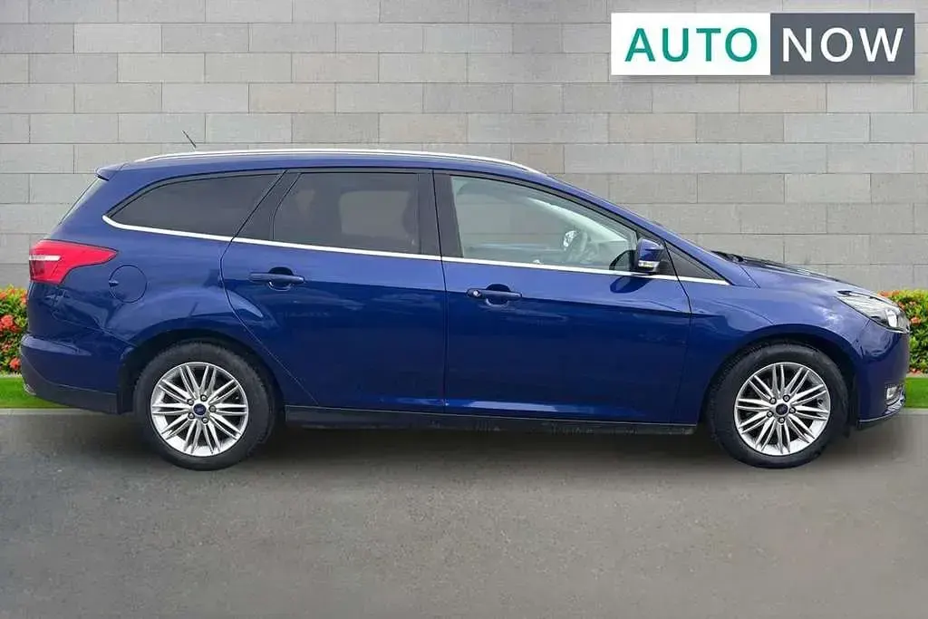 Used Ford Focus Zetec 123 HP (90 kW) 2017 Blue Estate