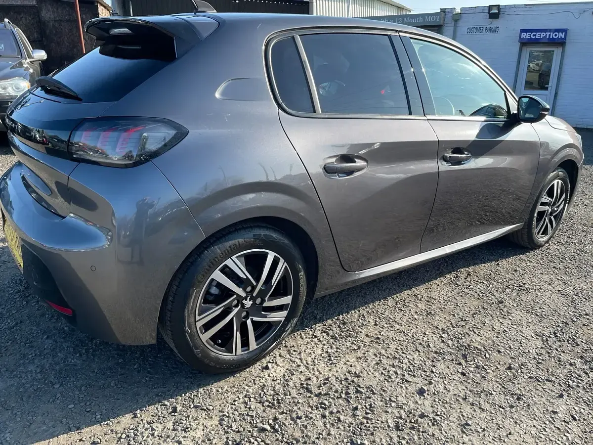 Begagnad Peugeot 208 Allure 75 HK (55 kW) 2021 Grå Halvkombi