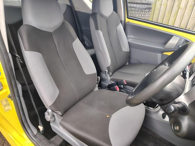 Used Peugeot 107 68 HP (50 kW) 2011 Yellow Hatchback