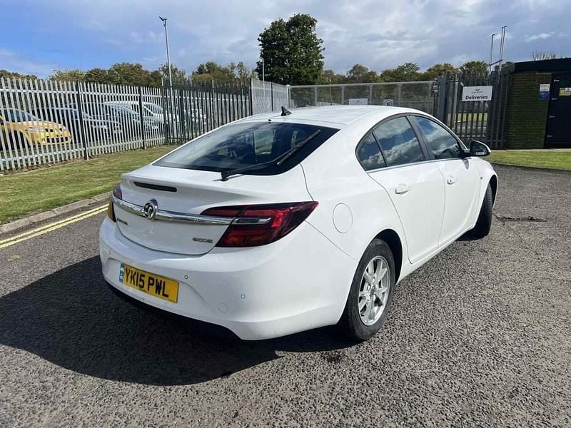 Used Vauxhall Insignia Design Edition 140 HP (102 kW) 2015 White Hatchback