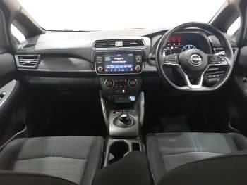 Gebraucht Nissan Leaf Acenta 110 kW (150 PS) 2022 Rot Kleinwagen
