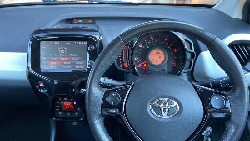 Usado Toyota Aygo x-press 67 HP (49 kW) 2017 Branco Citadino