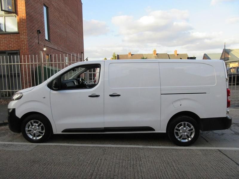 Used Vauxhall Vivaro 100 HP (73 kW) 2020 White MPV