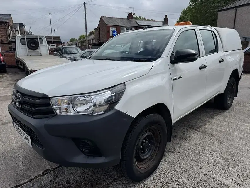 Used Toyota HiLux Active 150 HP (110 kW) 2019 White Pickup