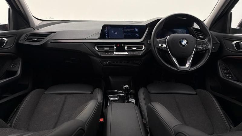 Used BMW 118 Sport Line 134 HP (98 kW) 2022 Red Hatchback