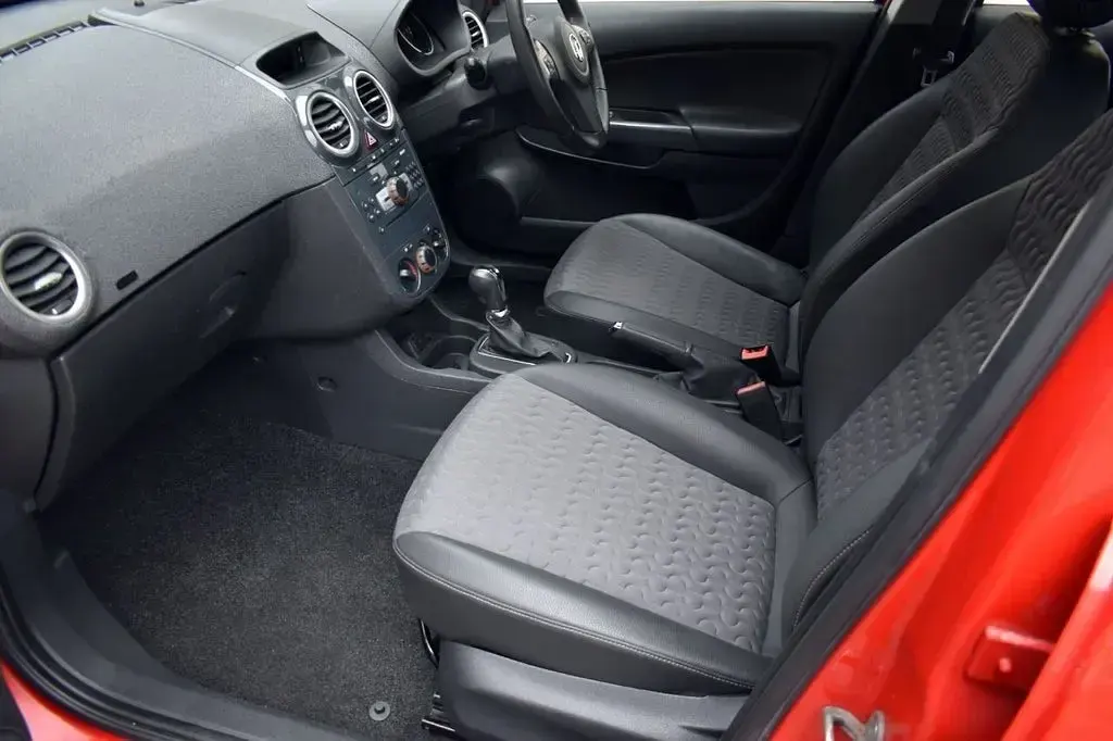 Used Vauxhall Corsa 90 HP (66 kW) 2014 Red Hatchback