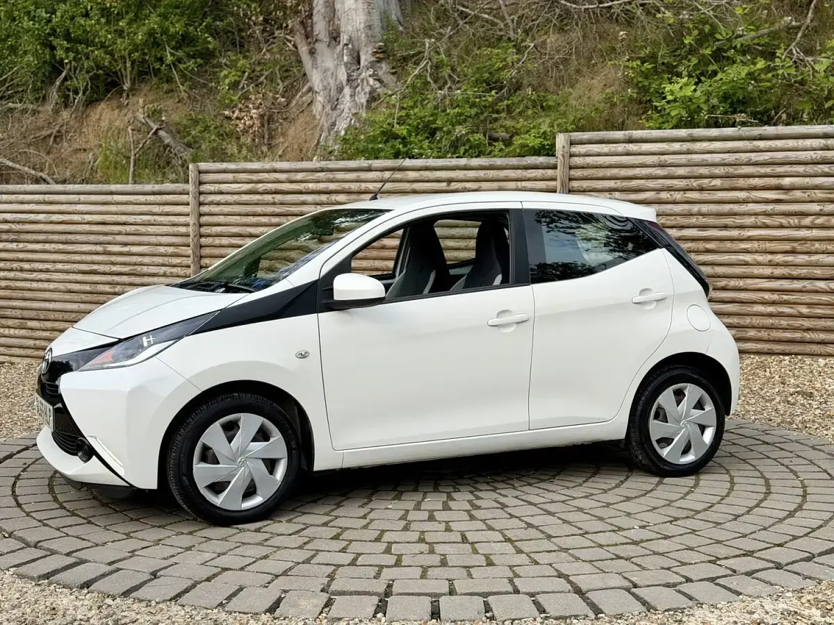 Used Toyota Aygo X-play 69 HP (50 kW) 2016 White Hatchback